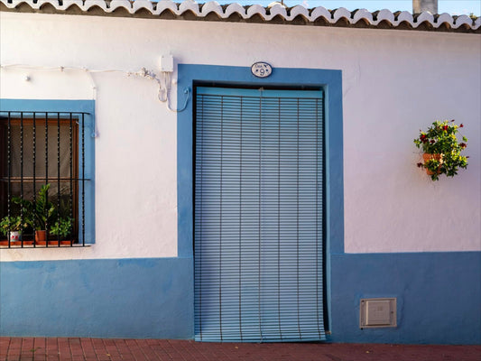 persiana exterior en puerta de color azul